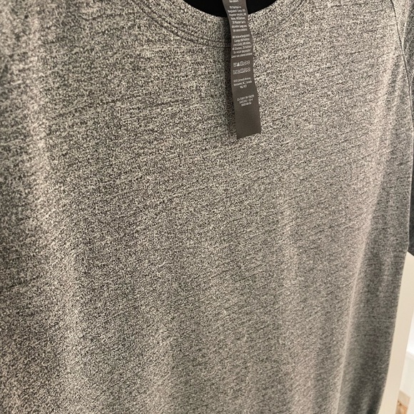 NEW 🔥 Lululemon License to Train Short Sleeve workout Shirt - Size Large - Picture 3 of 5